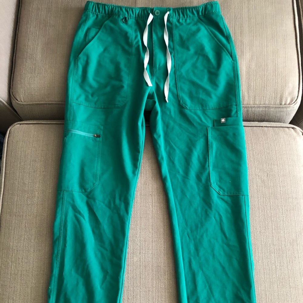FIGS men’s Cairo- cargo scrub pant in Hunter green